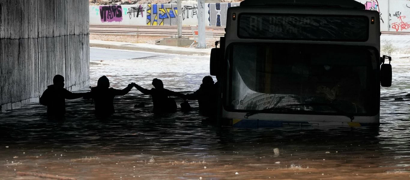 Ν.Παππάς για το βυθισμένο λεωφορείο στην Ποσειδώνος: «Δυο χρόνια το έργο είναι παγωμένο»